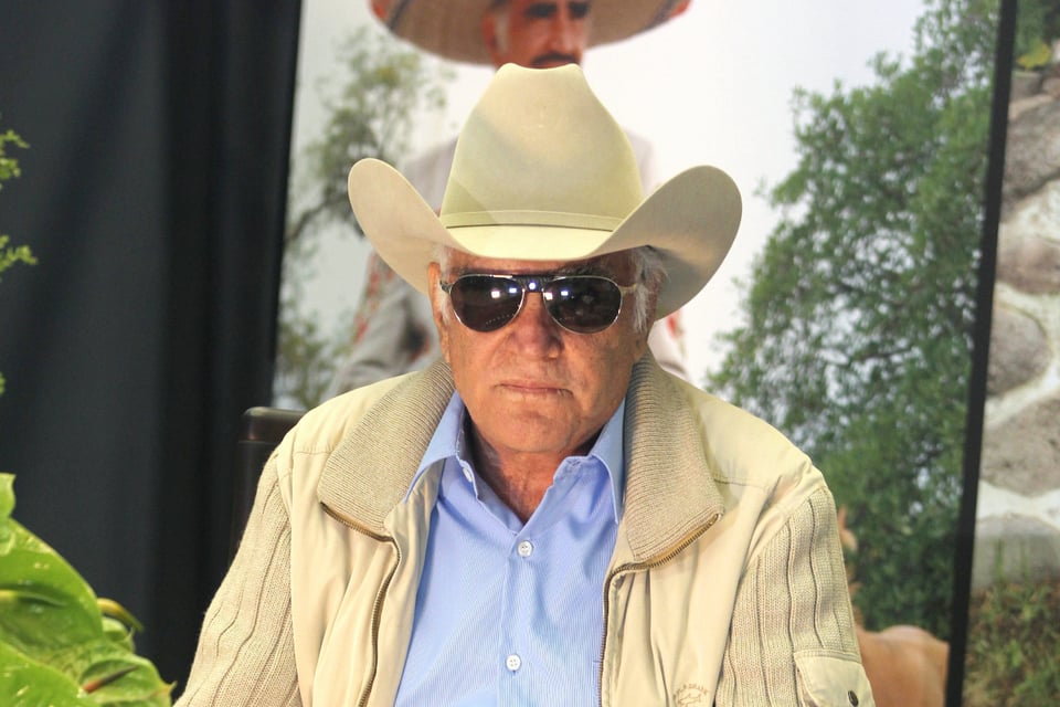 Novia del hijo de Vicente Fernández presume su descomunal trasero en descarado bikini (FOTO)