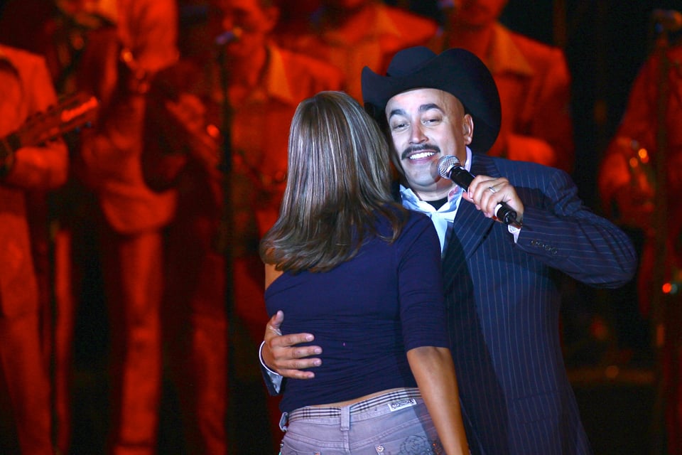 Lupillo Rivera presume a su novia y le encuentran parecido con Shakira y Rosie Rivera (VIDEO)