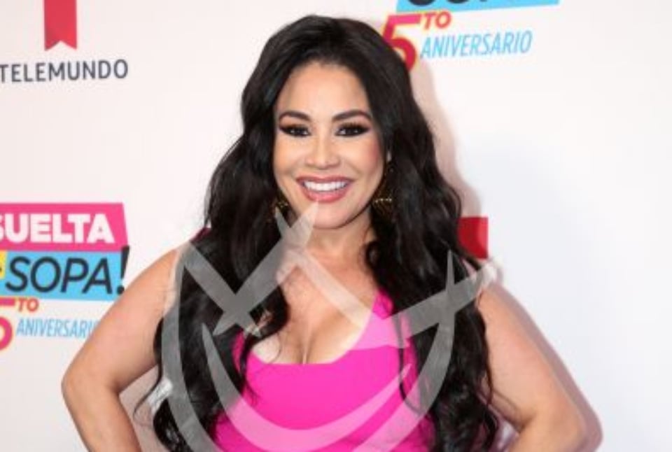 La Veneno Sandoval limpia su casa en faja y sus ‘carnes’ casi la hacen ‘estallar’ (VIDEO)
