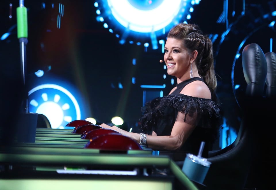 Alicia Machado aparece en bikini abriéndose la bata y termina mostrando ‘lo que Dios le dio’ (FOTOS Y VIDEO)