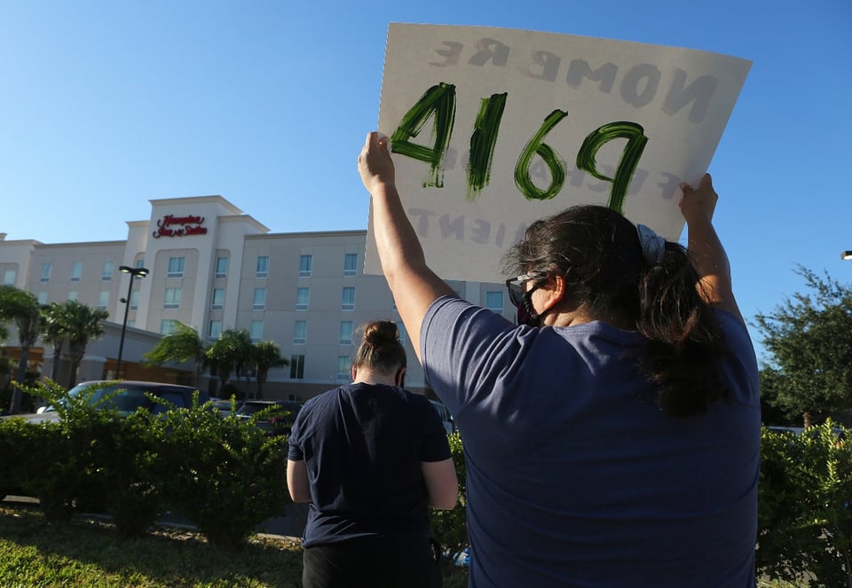 Jueza ordena no detener más a niños inmigrantes en hoteles de EE.UU. featured image