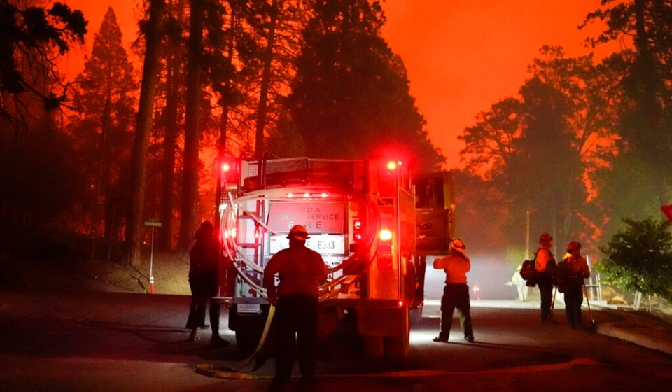 ¡Increíble! Ciclón aspira el humo de los incendios forestales de la Costa Oeste