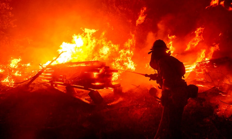 California: Evacuan un hospital por un nuevo incendio forestal