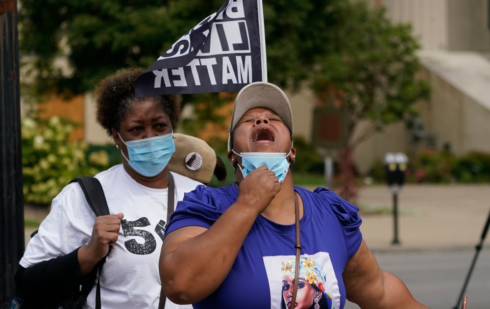 Descartan acusar de asesinato a los policías que mataron a Breonna Taylor; inician protestas y disparan a policía