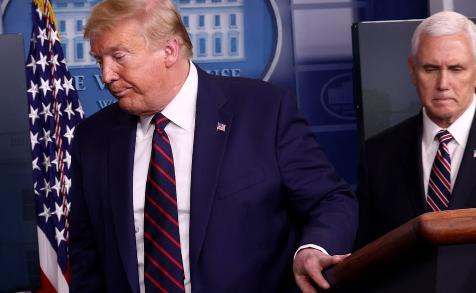Trump se retira abruptamente de conferencia por llamada de emergencia