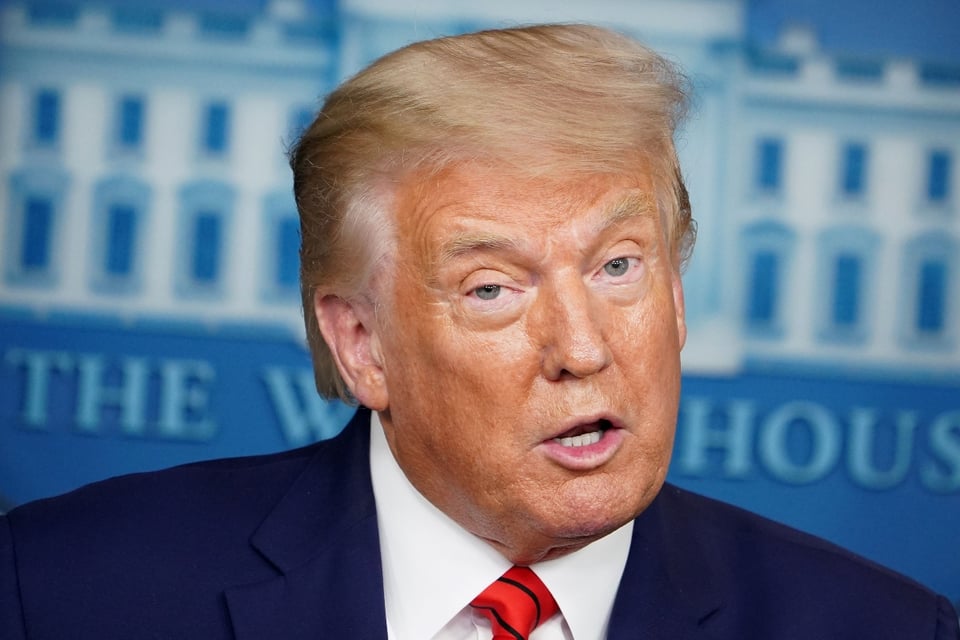 Trump dice que policías «se atascan» como jugadores de golf que se equivocan y que controlan a Biden «desde las sombras oscuras» featured image