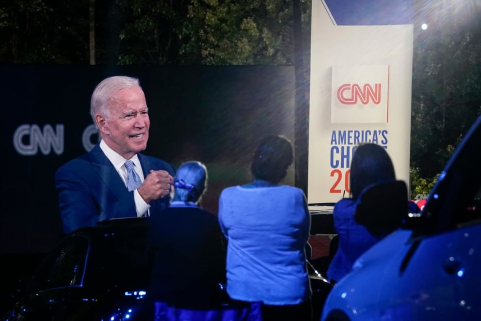 Hispanos prefieren a Biden frente a Trump y rechazan su mandato