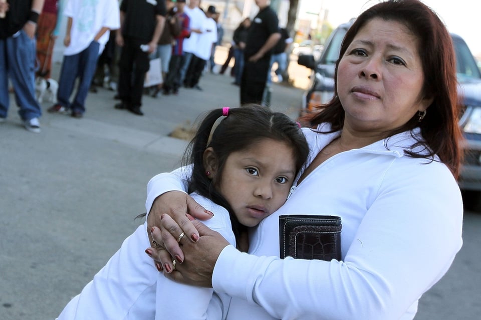 «Aquí ya estamos esperando el billete»: Hispanos en Arizona esperan y desesperan