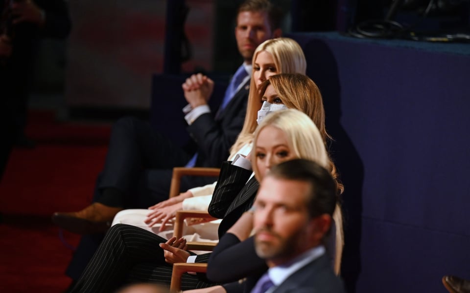 Presidential Debate 2020: Melania Trump causa revuelo por la forma en que felicitó a Trump