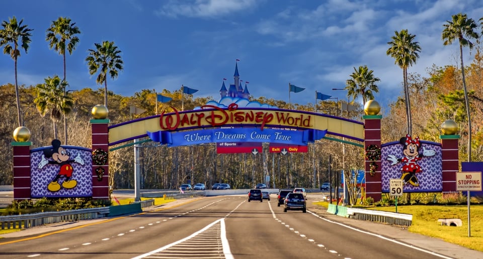 Disney despide a 28,000 empleados y culpa al estado de California