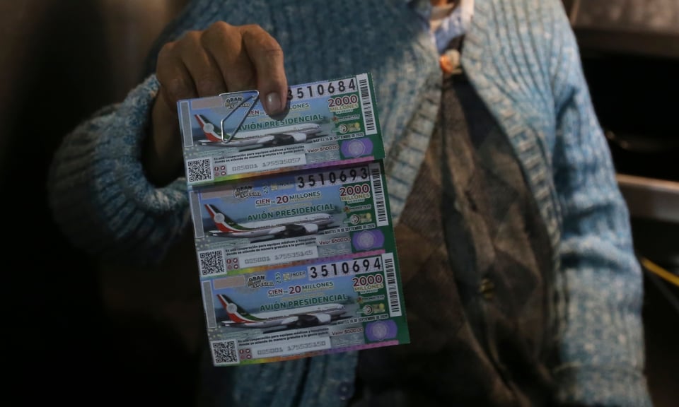 Anuncian los números ganadores en la rifa del avión presidencial de México