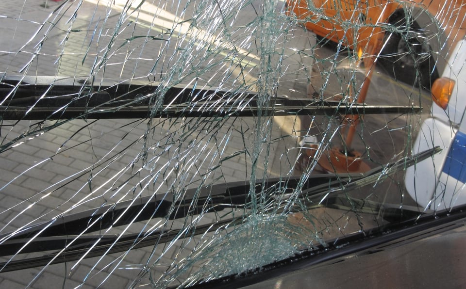 TRAGEDIA: 19 muertos al despeñarse un autobús por un barranco (FOTOS)