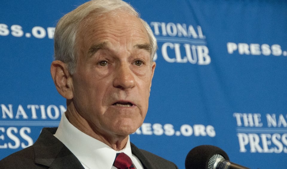 Ron Paul es hospitalizado tras sufrir un aparente derrame cerebral cuando trasmitía en vivo