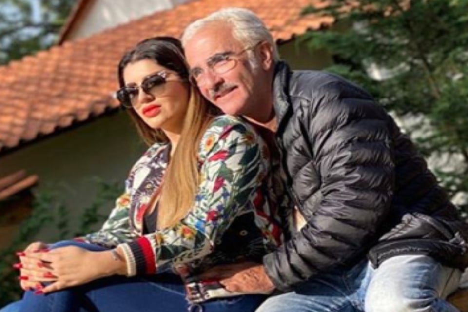 ¡Habrá boda! Novia de Vicente Fernández Jr posa con tanga encarnada en su trasero (FOTO) featured image