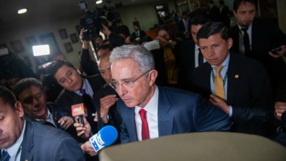 Jueza ordena que Álvaro Uribe quede libre de arresto domiciliario