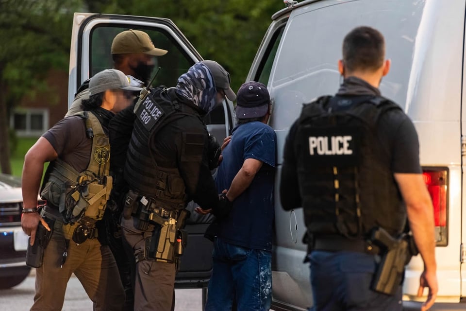 ICE ‘caza’ a inmigrante mexicano y su hijo camino de la escuela (VIDEO)