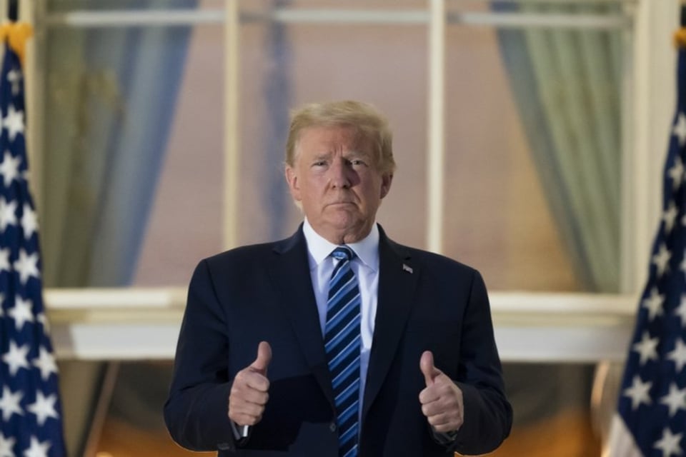 Trump dice que se siente bien tras comparar el coronavirus con la gripe, pero le notan problemas para respirar (VIDEO)