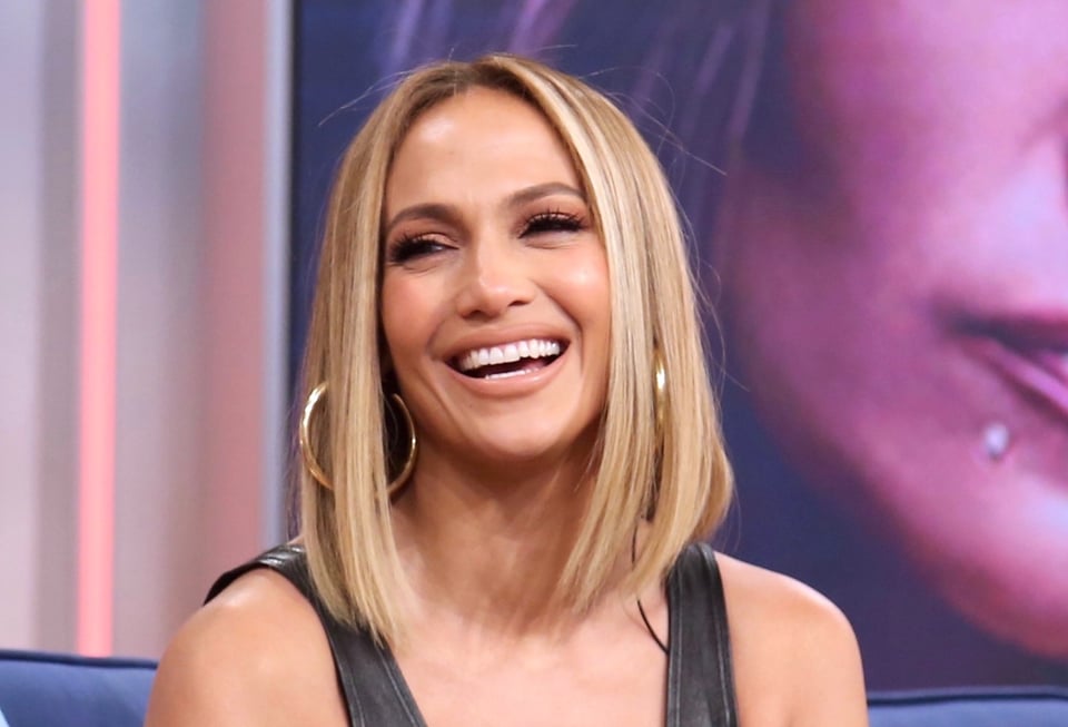 ¿Coquetea con Maluma? JLo sorprende a sus fans con tremendas fotos posando sin ropa interior (FOTOS)