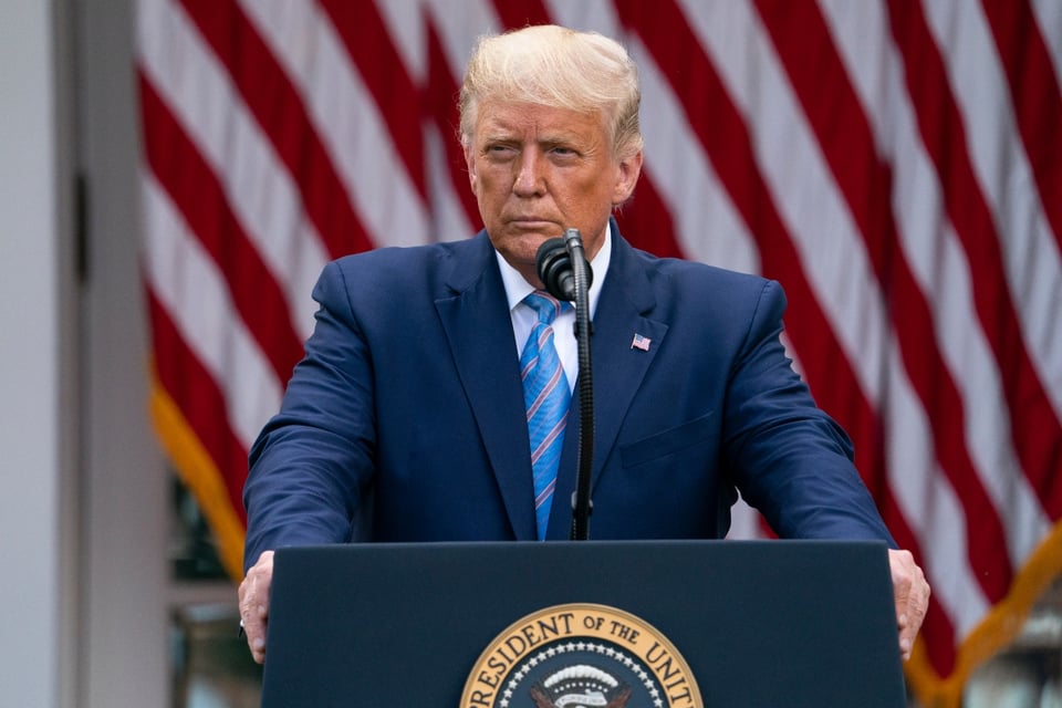 Trump firma ley para crear el 988, línea telefónica para prevenir suicidios
