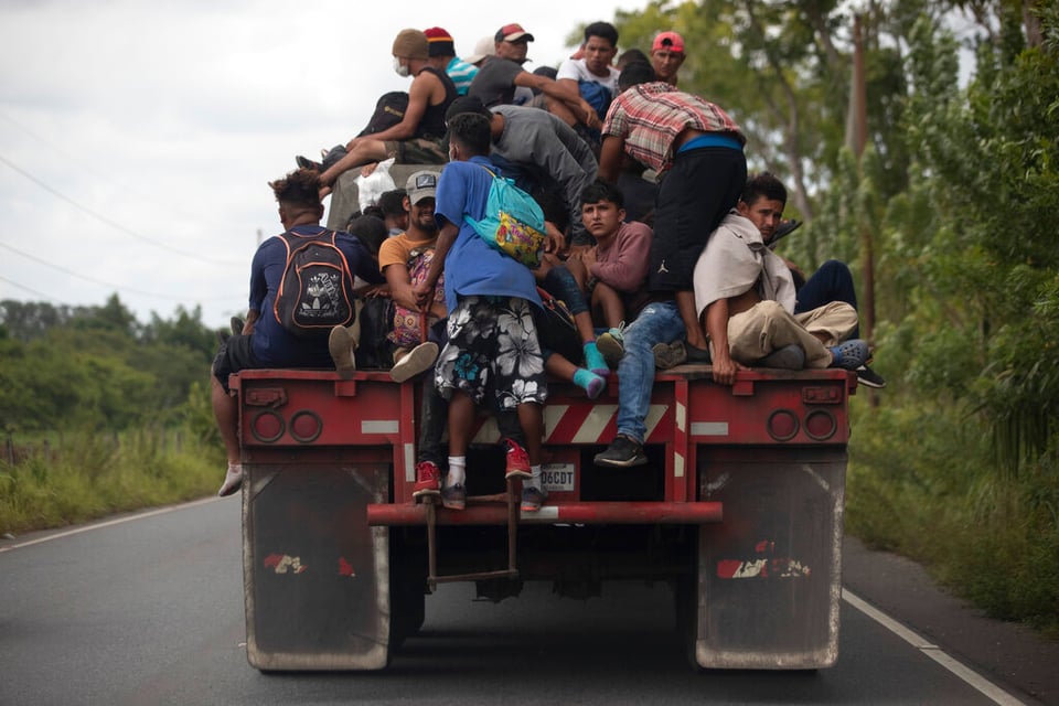 Se disuelve principal grupo de migrantes de caravana en norte de Guatemala