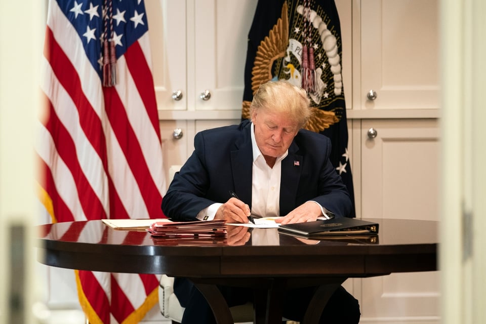 Médico de Trump admite que el presidente sí necesitó oxígeno suplementario featured image
