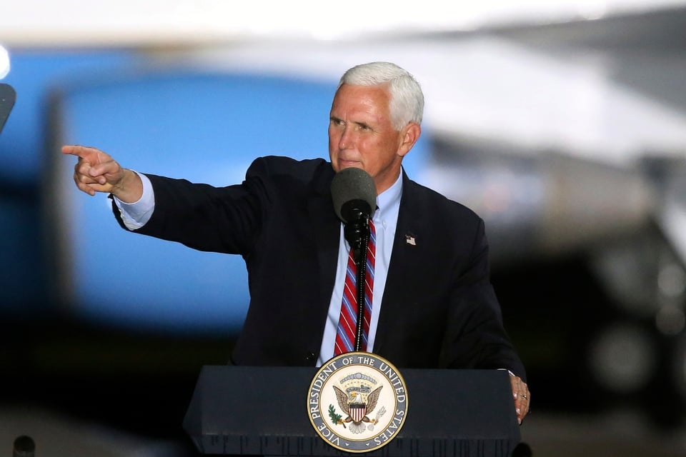 Pence seguirá viajando pese a que 5 asesores dan positivo a coronavirus