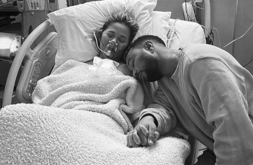 Muere bebé del cantante John Legend y de la modelo Chrissy Teigen (FOTOS)
