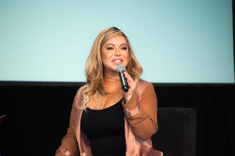 Chiquis Rivera se destapa su chamarra y enseña sus enormes pechos (FOTOS)
