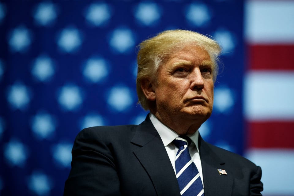 Aseguran que Trump experimenta síntomas «leves» del COVID-19