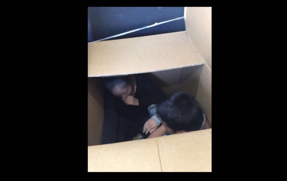 Texas: Descubren indocumentados escondidos en cajas de cartón (FOTOS)