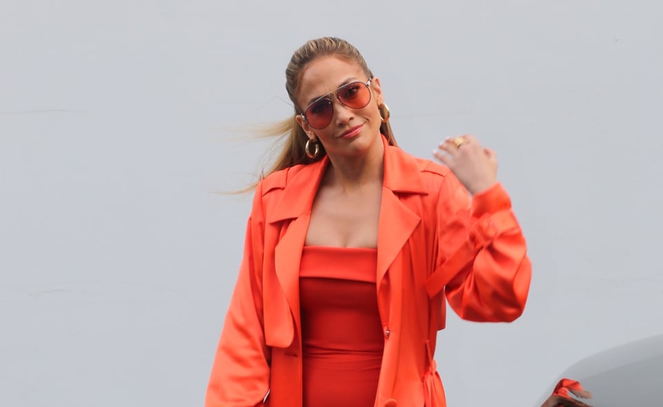 JLo sorprende con ‘voluptuosos encantos’ que por poco ‘explotan’ su corset (FOTOS)