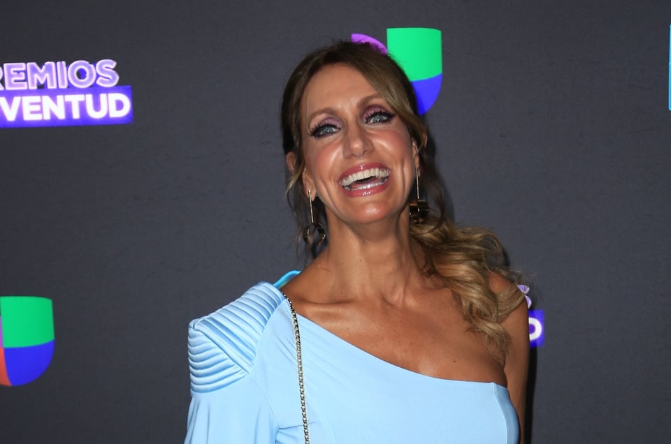 Lili Estefan sorprende al aparecer a lado de un hombre sin camisa y dice que es el más importante en su vida (FOTOS)