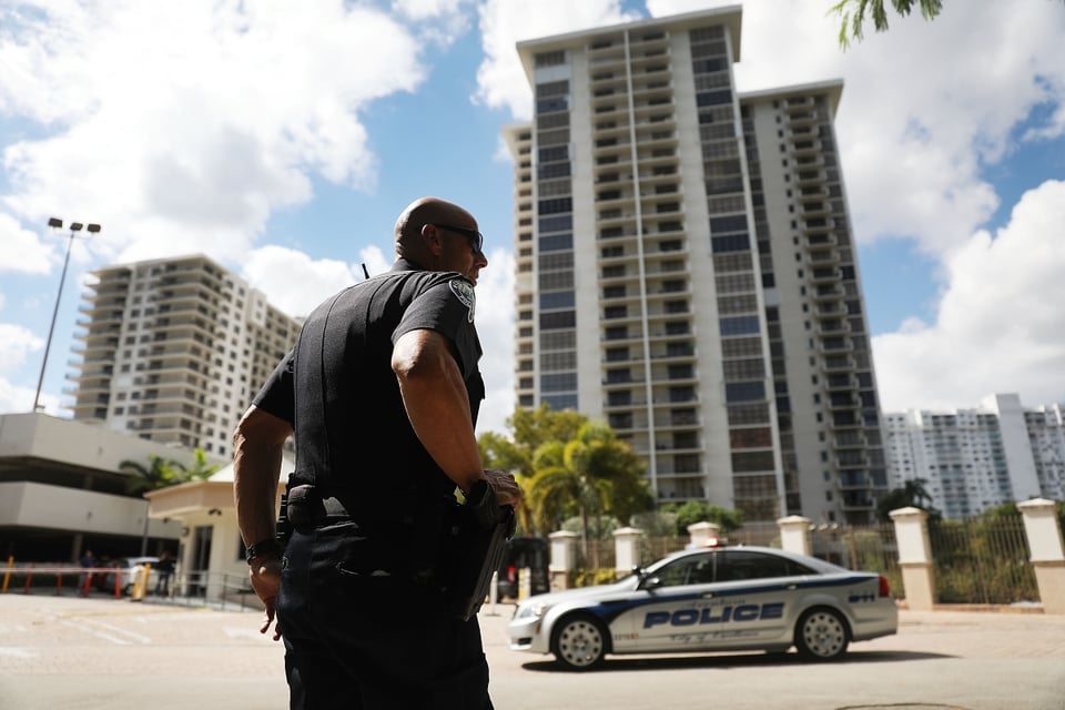 Policía hispano de Florida causa polémica tras usar máscara de Trump en centro de votación