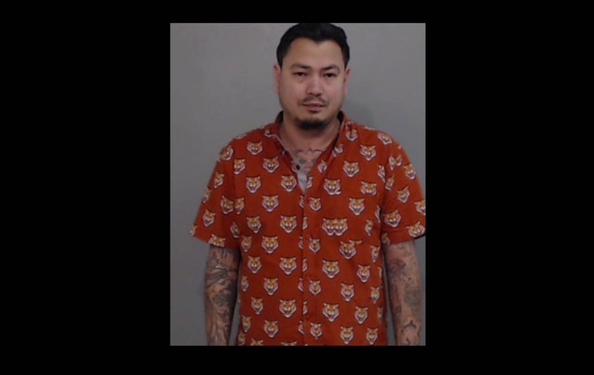 Paul Buenrostro fue detenido en Texas acusado de haberle querido prender fuego a su novia y luego tratar de ahorcarla.