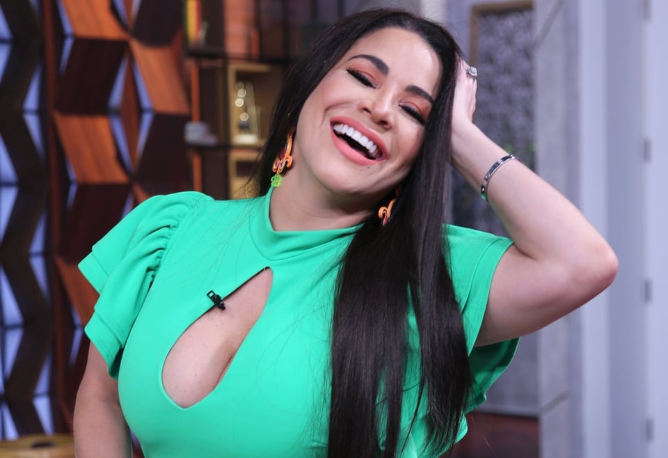 Carolina Veneno Sandoval sorprende ¿desnuda? entre las sábanas de una habitación (FOTOS)