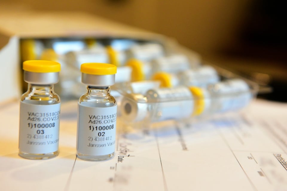 Pausan ensayos clínicos de vacuna contra coronavirus por “enfermedad inexplicable”
