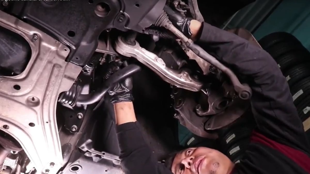 How to replace car control arms (VIDEO)