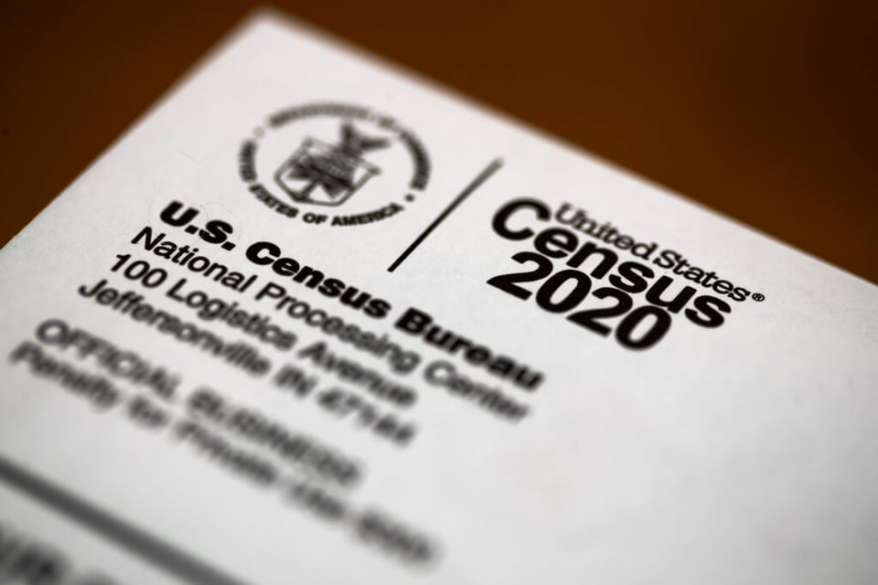 Corte federal dice que es ilegal excluir a indocumentados del censo