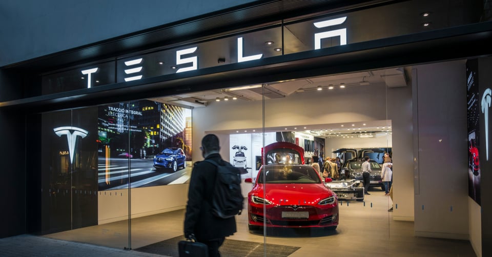 Terrible fallo de diseño encontrado en auto de Tesla, la lluvia lo desarma