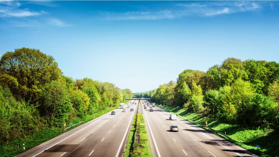 Alemania cubrirá sus autopistas con paneles solares para conseguir electricidad gratis featured image