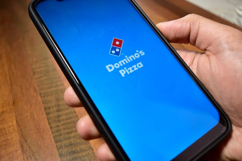 Curioso: Repartidor de Domino’s hace asquerosidad ANTES de entregar el delivery (FOTOS)