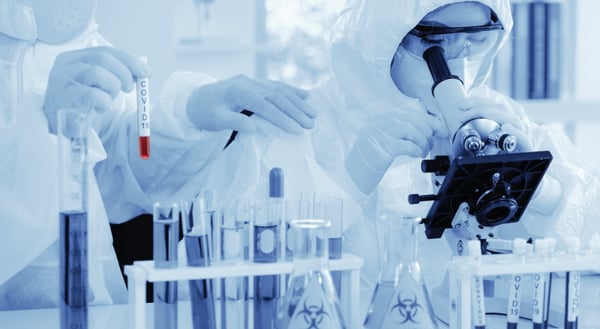 FDA publica guía para vacunas pese a Trump; voluntarios manifiestan dolores y fiebre