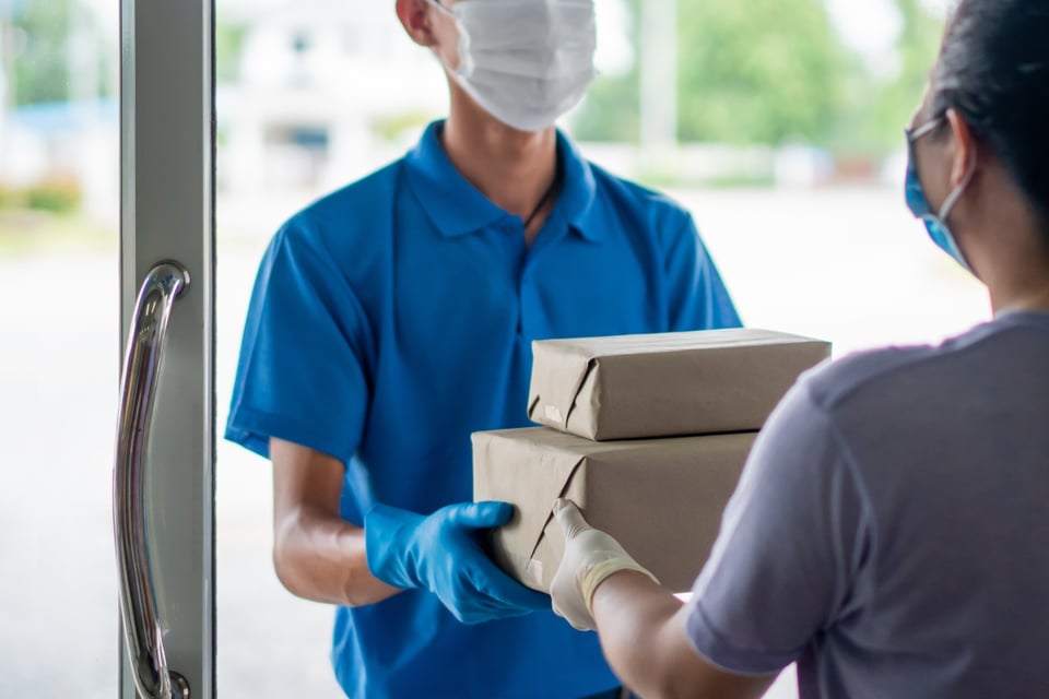 Pensilvania: Graban a cartero tirando el correo a la basura (VIDEO)