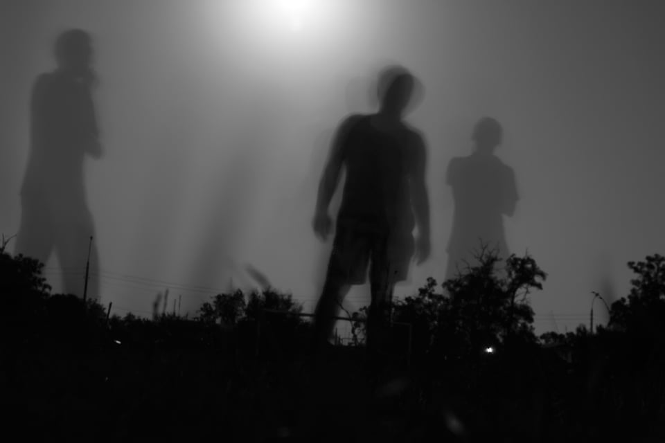 Jóvenes graban fantasma de una niña en un panteón (VIDEO)