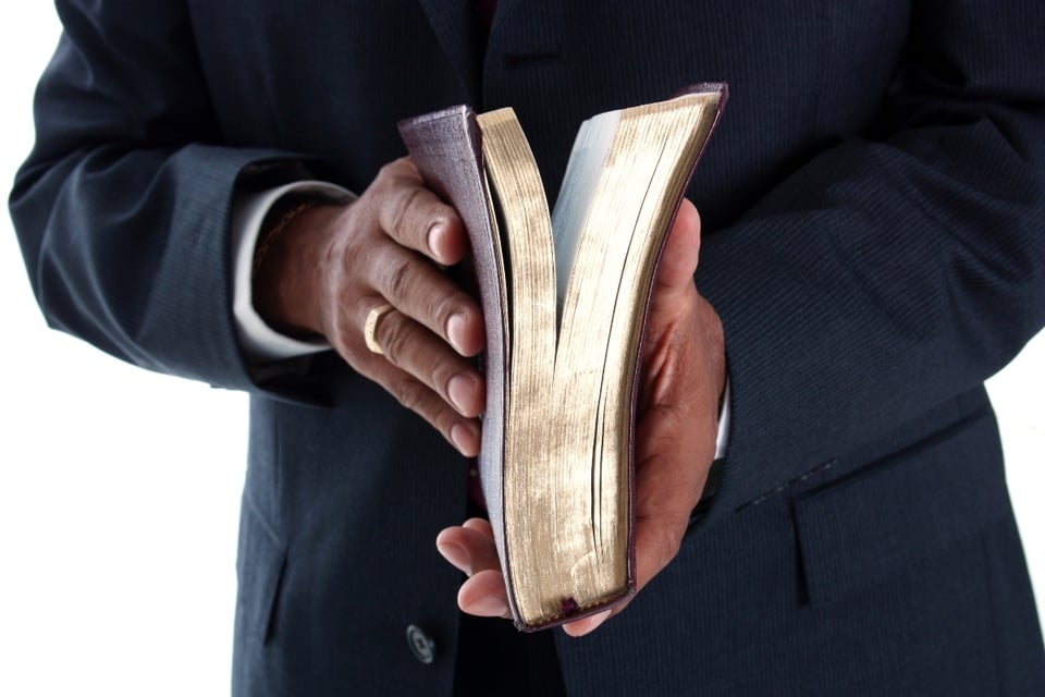 Curioso: Pastor realiza impúdico ritual para recibir al Espítitu Santo