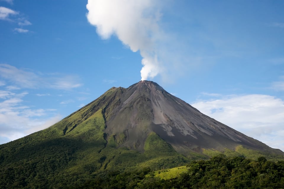 ¡Escalofriante! Se forma una Catrina con el humo del volcán Popocatépetl en México (FOTO)