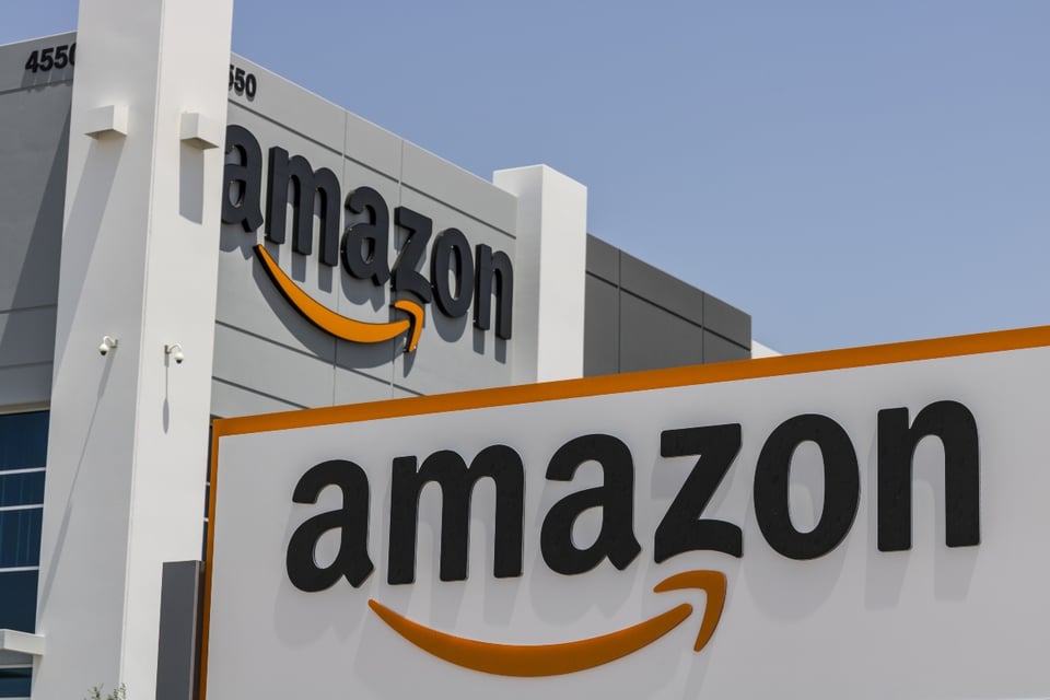 Florida: Detienen a mujer que estafó 100,000 dólares a Amazon en reembolsos