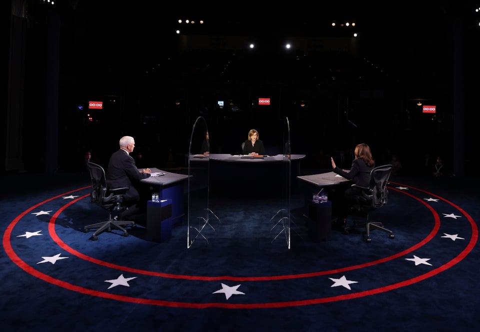 The Fly: Una mosca le ‘roba’ protagonismo  a Pence en pleno debate (VIDEO)