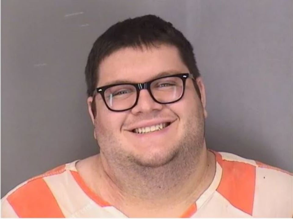 Sospechoso del tiroteo mortal en Nebraska sonríe en la foto policial