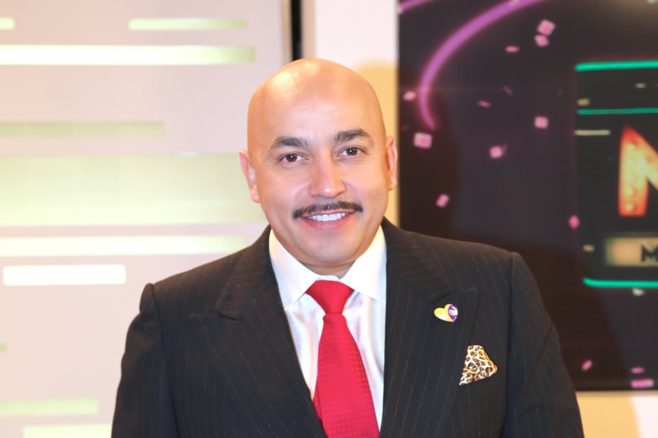 Lupillo Rivera presume a su novia pero le notan algo diferente en su rostro (FOTOS)